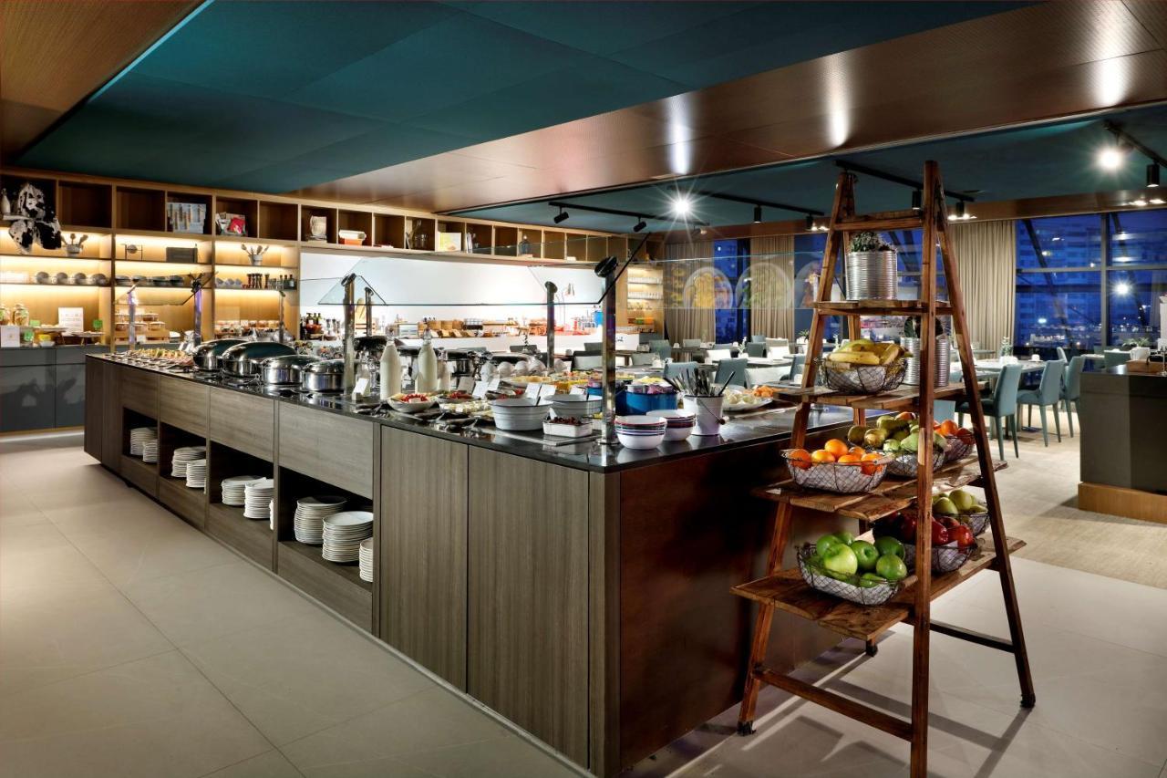 Hyatt Regency Barcelona Tower Hotell L'Hospitalet de Llobregat Eksteriør bilde The buffet at the restaurant