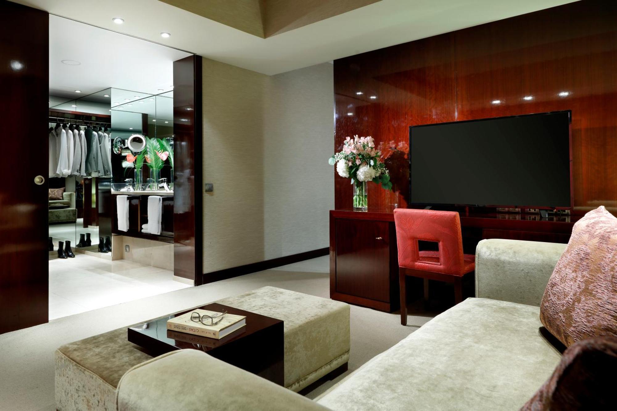 Hyatt Regency Barcelona Tower Hotell L'Hospitalet de Llobregat Eksteriør bilde A suite at the Mandarin Oriental, Hong Kong