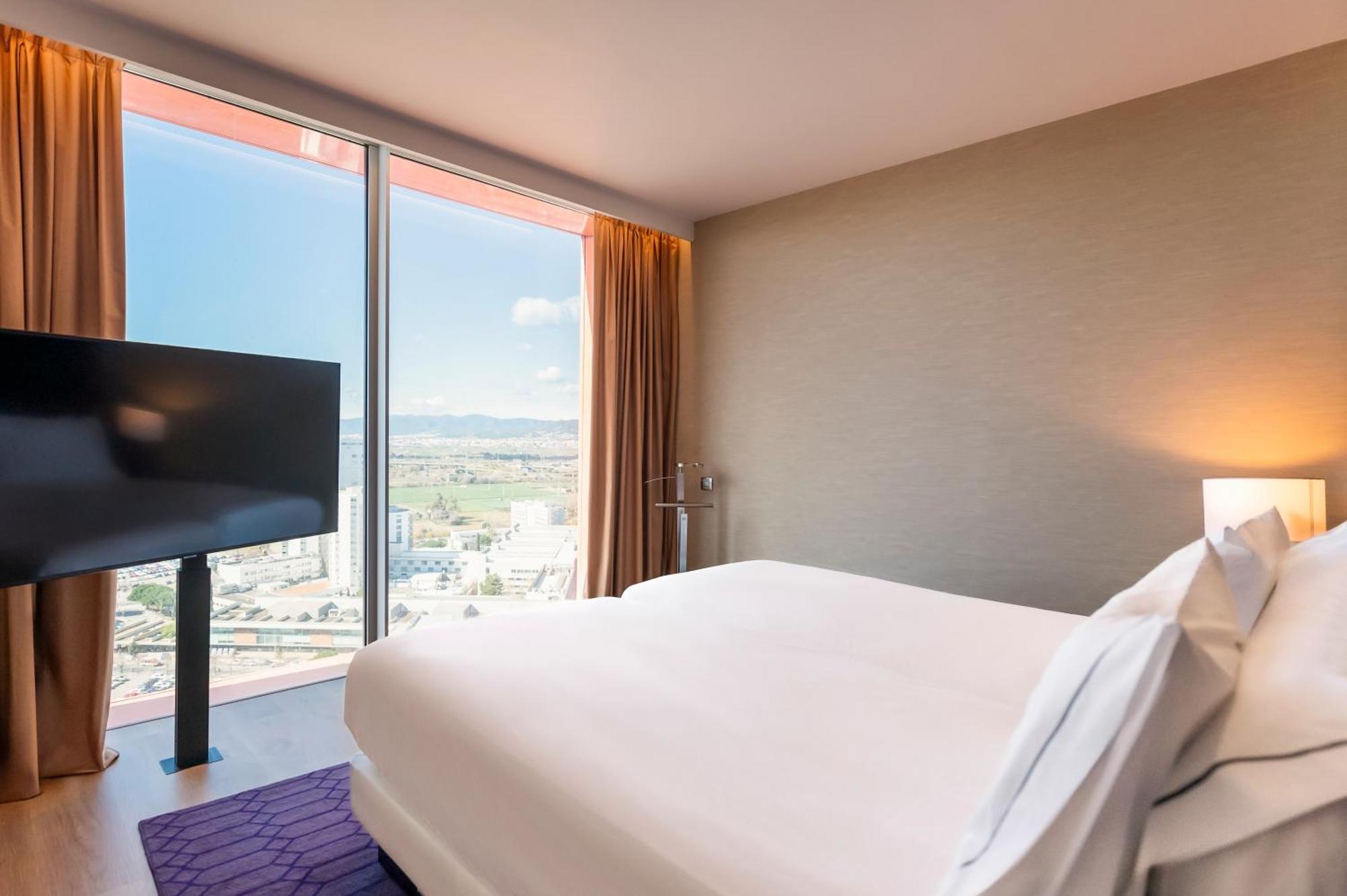 Hyatt Regency Barcelona Tower Hotell L'Hospitalet de Llobregat Eksteriør bilde A bedroom at the hotel