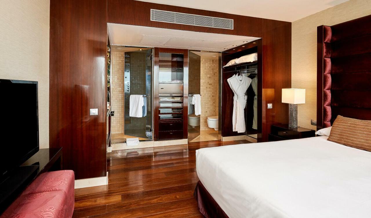 Hyatt Regency Barcelona Tower Hotell L'Hospitalet de Llobregat Eksteriør bilde A room at the hotel